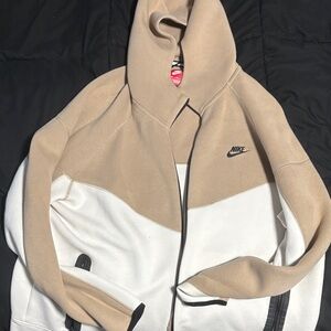 Nike Men’s Tech beige & white